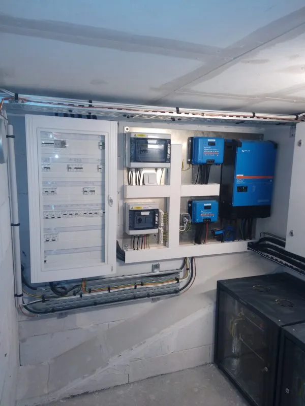 Refue-Adele-Planchard-Les-Ecrins-FB-Electricite-droits-reserves-3-600×800 Installation photovoltaïque au Refuge Adèle Planchard au coeur du parc national des Ecrins